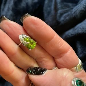 Ladies Peridot and diamond ring in 14k white gold size 7 (approx)
